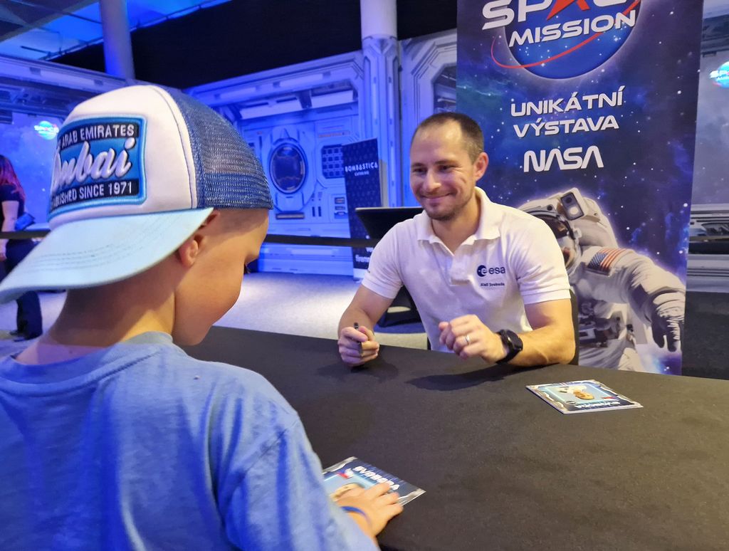 Aleš Svoboda podepisuje autogramy dětem na výstavě Space Mission v&nbsp;Brně, 2024